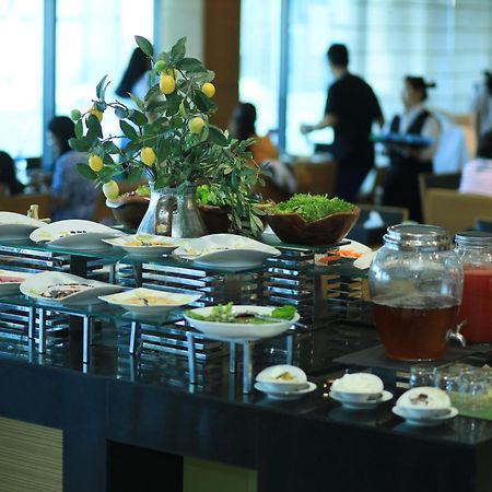 Ramee Grand Hotel And Spa Манама Экстерьер фото A buffet at a hotel
