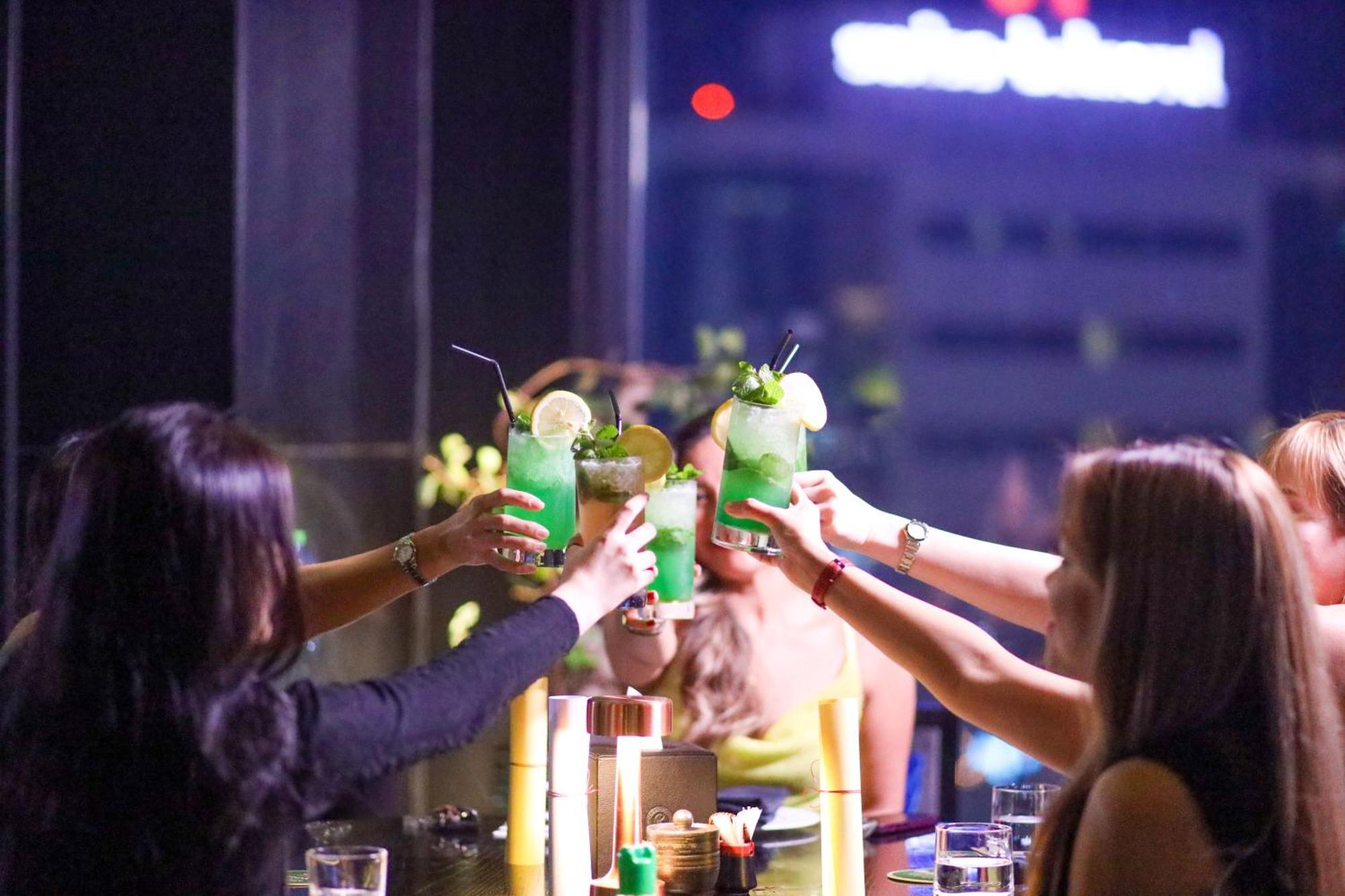 Ramee Grand Hotel And Spa Манама Экстерьер фото A group of friends toasting with cocktails