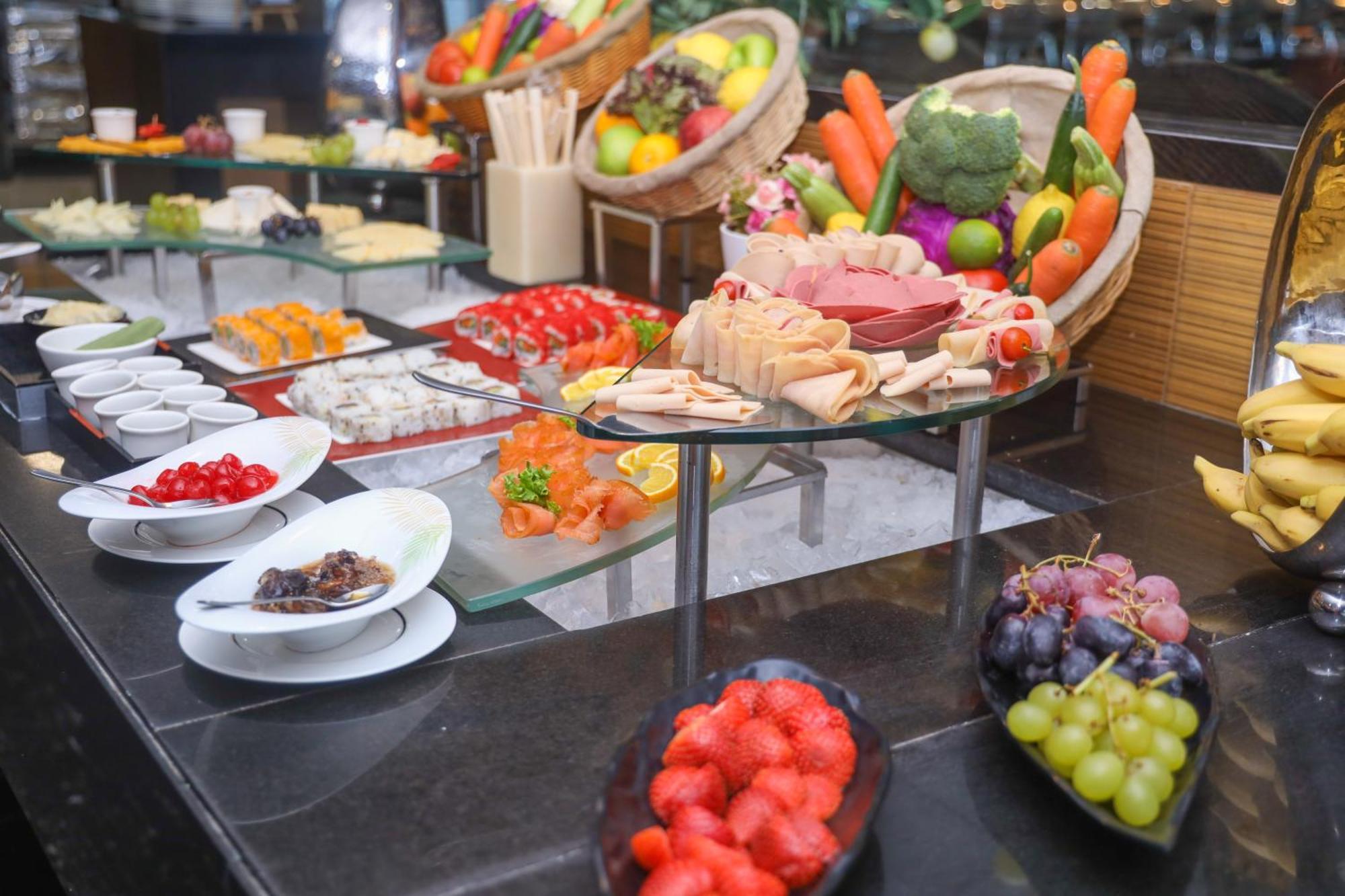 Ramee Grand Hotel And Spa Манама Экстерьер фото A buffet at a hotel
